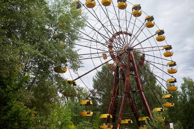 Ancienne grande roue abandonnée dans le parc d'attractions de la ville fantôme Pripyat Ukraine centrale nucléaire de Tchernobyl zone d'aliénation