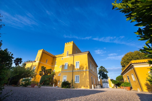 Ancienne grande villa jaune dans la région Toscane.Italie