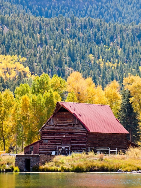 Ancienne grange au bord du lac en automne. Près de Lake City, Colorado.