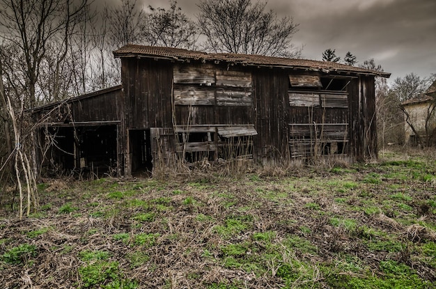 Photo ancienne grange en bois sur terrain