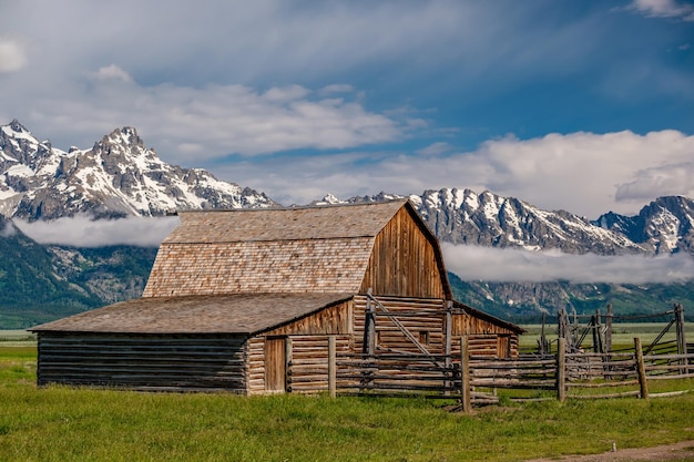 Ancienne grange dans les montagnes de Grand Teton