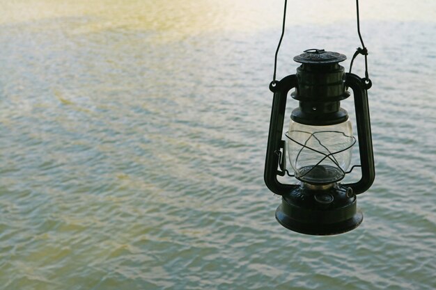 Ancienne lampe à huile contre les ondulations du lac