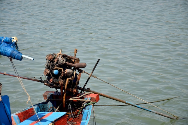 Ancienne machine de bateau de pêche