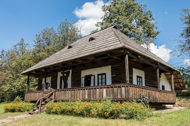 Ancienne maison bucovine traditionnelle au musée du village de Suceava, Roumanie.