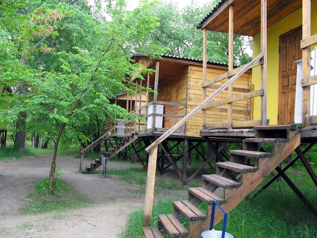 Ancienne maison de pêcheur au bord de la rivière, sur pilotis. Jeune verdure d'arbres, printemps, Don