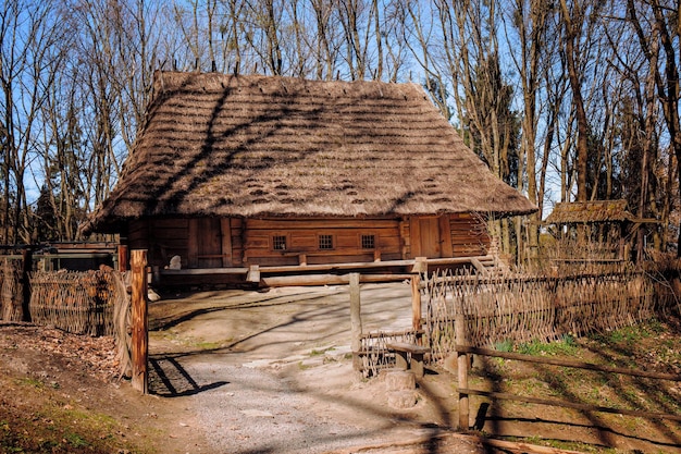 Ancienne maison ukrainienne traditionnelle en bois sur le territoire du parc Shevchenko hai à Lviv