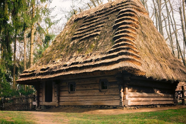 Ancienne maison ukrainienne traditionnelle en bois sur le territoire du parc Shevchenko hai à Lviv