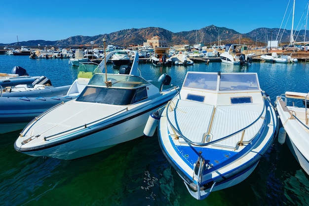 Ancienne marina sarde avec des navires en mer Méditerranée dans la ville de Villasimius dans l'île du sud de la Sardaigne en Italie en été. Paysage urbain avec port et yachts et bateaux