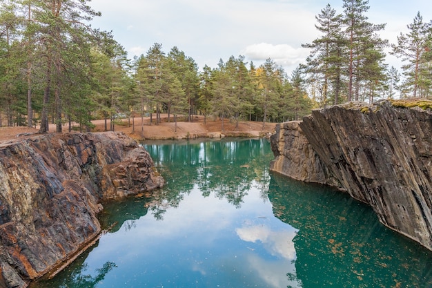 Ancienne mine d'argent abandonnée avec de l'eau bleu émeraude sur une soirée ensoleillée. silverberg en Suède