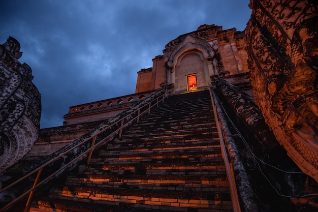 Ancienne pagode au temple Wat Chedi Luang dans la province de Chiang Mai, Thaïlande