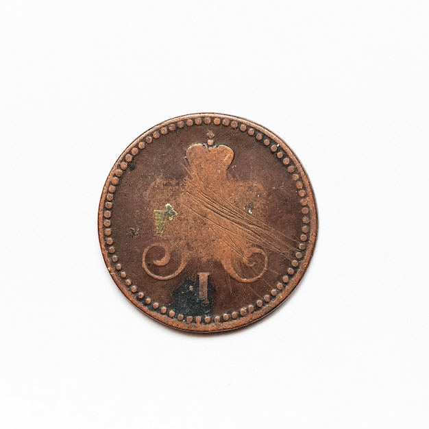 Ancienne pièce de monnaie russe de 1842. Isolé sur une surface blanche.
