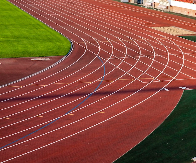 Ancienne piste de course rouge au stade du stade pour courir