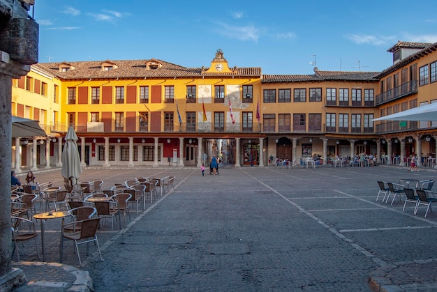 Ancienne place principale avec arcades à Tordesillas