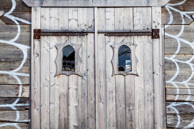 Photo une ancienne porte en bois avec de petites fenêtres en verre et des cadres décoratifs en bois.