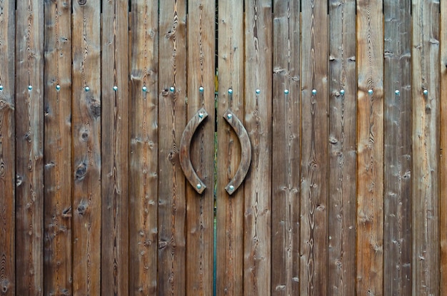 Ancienne porte en bois.