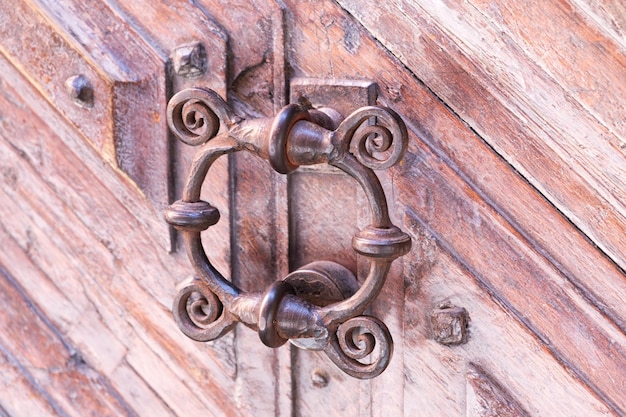 Ancienne porte d'entrée vintage en bois avec poignée de porte antique