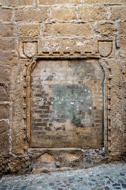 Ancienne porte fortifiée dans la vieille ville de Caceres. Espagne.