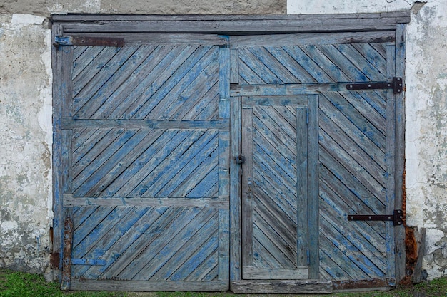 Ancienne porte de grange en bois dépouillé bleu Protéger la propriété et la vie privée Vue de face