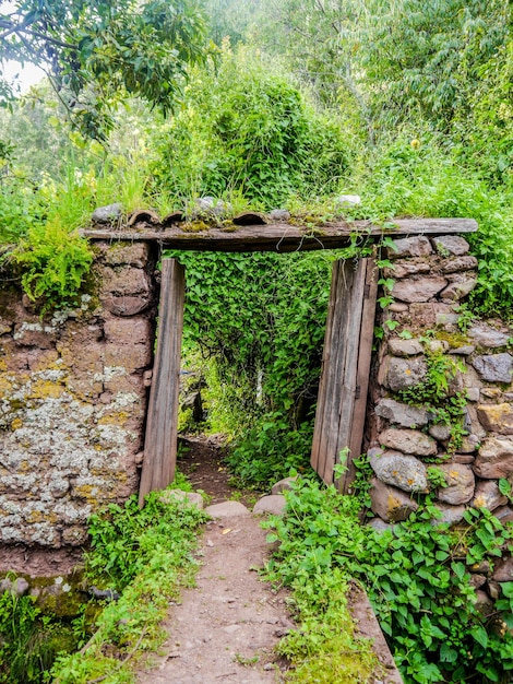 Ancienne porte et pont dans un village de la vallée sacrée des Incas