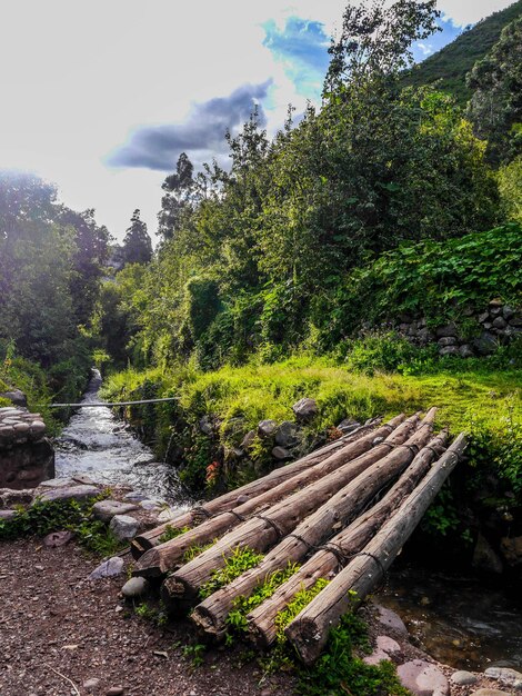 Ancienne porte et pont dans un village de la vallée sacrée des Incas