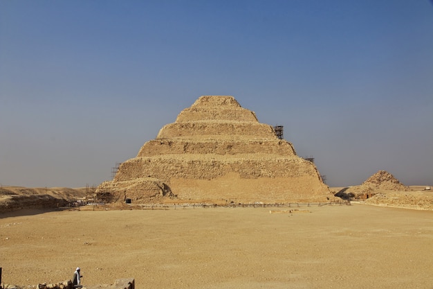 Ancienne pyramide de Sakkara dans le désert d'Egypte