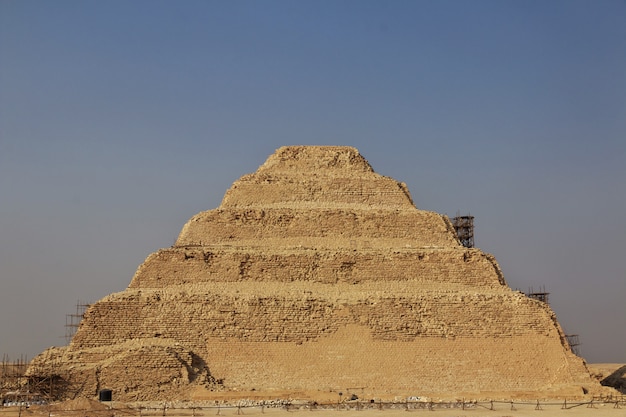 Ancienne pyramide de Sakkara dans le désert d'Egypte