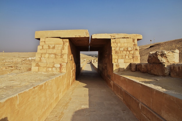 Photo ancienne pyramide de sakkara dans le désert d'egypte