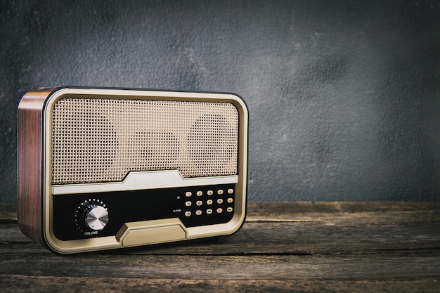 Ancienne radio rétro avec fond gris avant de table