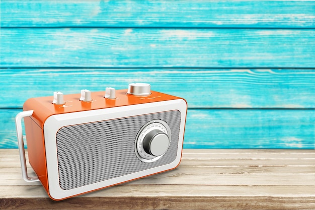 Ancienne radio rétro sur table en bois