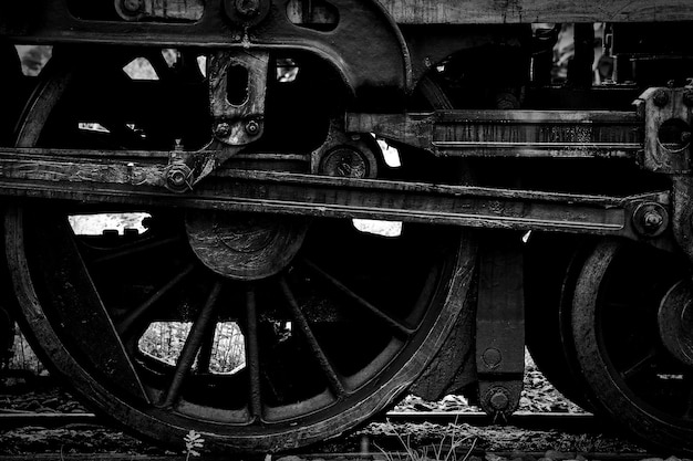 Photo ancienne roue et bielles de locomotive à vapeur - monochrome