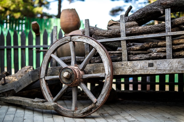 Ancienne roue de charrette en bois