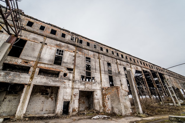 Ancienne ruine d'usine et fenêtres cassées. Bâtiment industriel pour démolition.