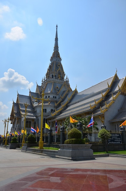 Ancienne salle d'ordination d'ubosot ou ancienne église antique de Wat Sothon Wararam Worawihan ou temple de Sothonwararam pour les voyageurs thaïlandais visitant le respect en priant le 24 juin 2011 à Chachoengsao en Thaïlande