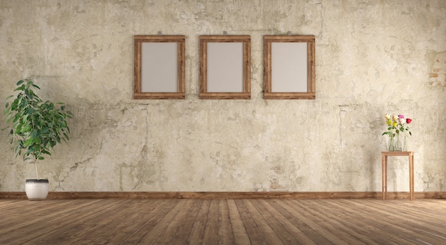 Ancienne salle vide avec cadre photo en bois sur mur