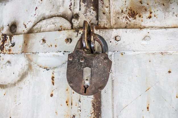 Ancienne serrure en fer sur une vieille porte de garage