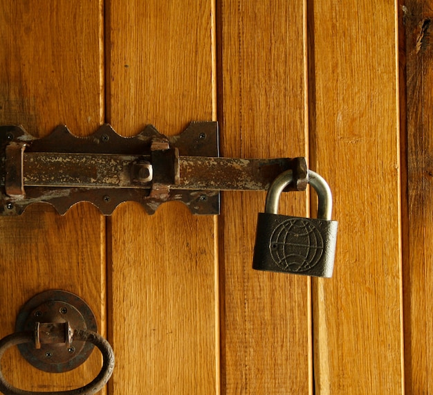 Ancienne serrure en métal sur la porte en bois