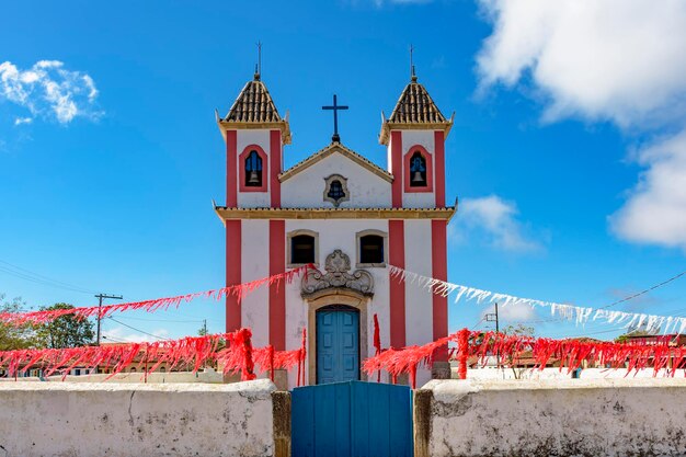 Photo ancienne et simple église de style colonial dans la petite ville de lavras novas ouro preto dans le district de minas gerais