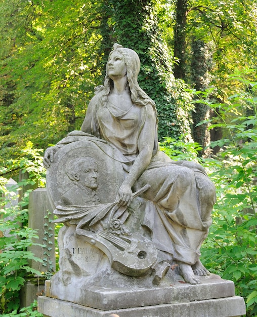 Ancienne statue au cimetière de Lychakiv à Lviv Ukraine
