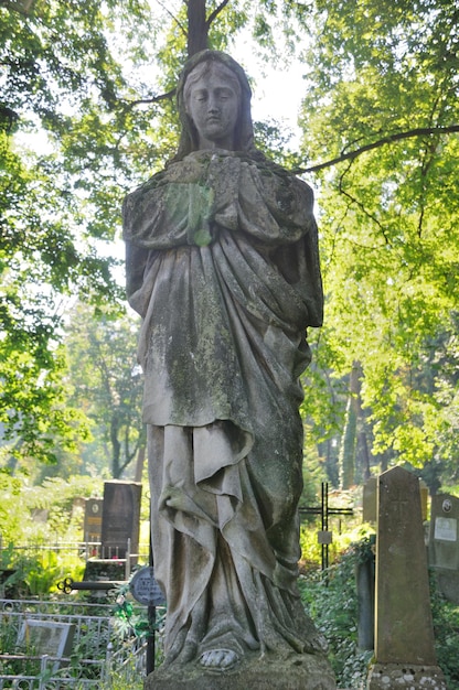 Ancienne statue au cimetière de Lychakiv à Lviv Ukraine