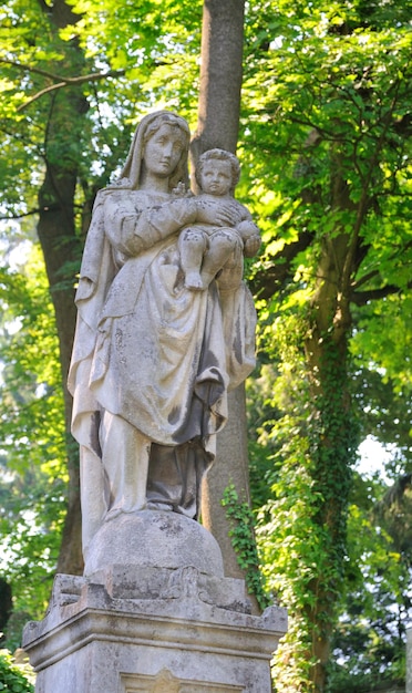 Ancienne statue au cimetière de Lychakiv à Lviv Ukraine