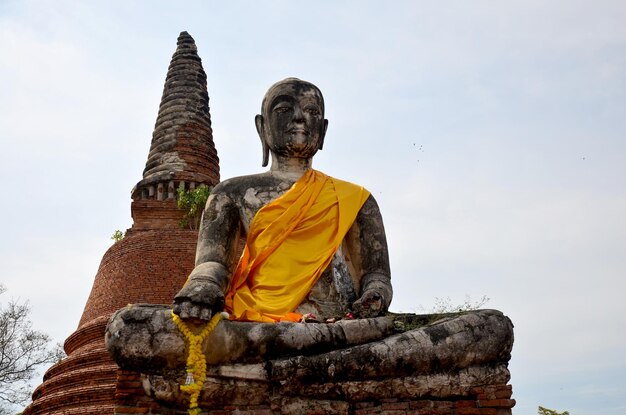 Ancienne statue de bouddha et ancien bâtiment au temple Wat Worachet Tharam au parc historique d'Ayutthaya à Ayutthaya en Thaïlande