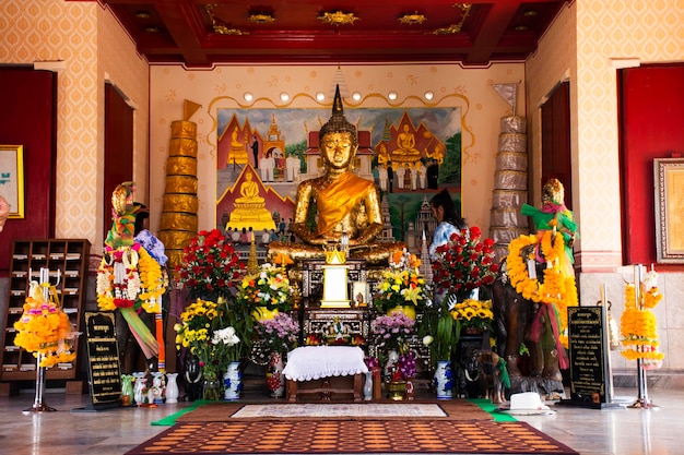 Ancienne statue de bouddha et ange de la divinité dans un petit sanctuaire pour les voyageurs thaïlandais visitant et respectant la prière, la bénédiction, le culte du mystère sacré à Khao Kaen Chan le 29 avril 2023 à Ratchaburi en Thaïlande