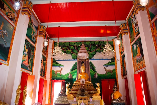 Ancienne statue de bouddha antique pour les voyageurs thaïlandais voyagent visiter et respecter prière bénédiction souhait saint mystère culte ange divinité dans le temple Wat Khae à la ville de Suphanburi à Suphan Buri Thaïlande