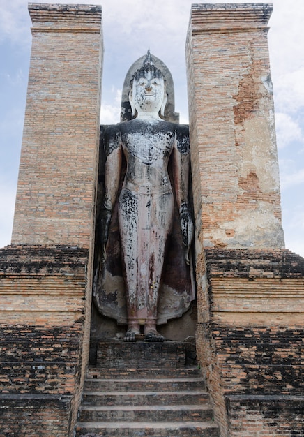 Ancienne statue de Bouddha blanc se trouve dans l'ancienne église située dans le parc historique