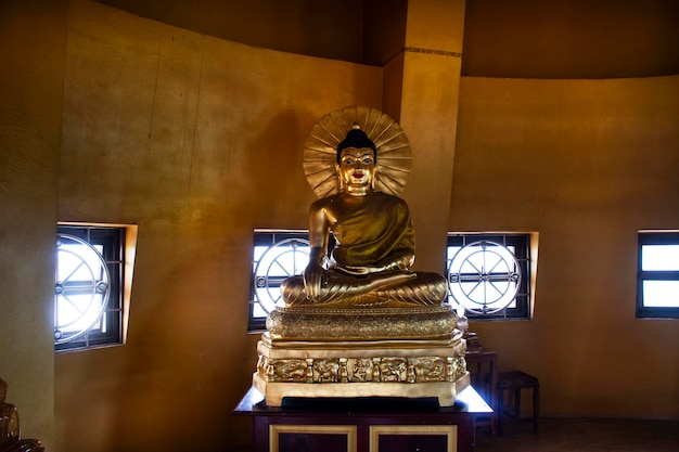 Ancienne statue de Bouddha dans l'ancien stupa Phra That Chedi Si Pho Thong du temple Wat Tha It pour les voyageurs thaïlandais visitent respect prière bénédiction souhait mystère à la ville d'Angthong à Ang Thong en Thaïlande