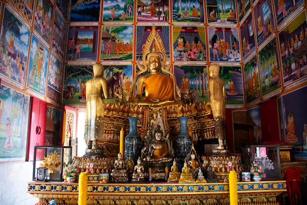 Ancienne statue de Bouddha dans l'ancienne salle ubosot pour les voyageurs thaïlandais visite respect prière bénédiction souhait mystère sacré du temple Wat Muang à Angthong le 31 octobre 2023 à Ang Thong en Thaïlande