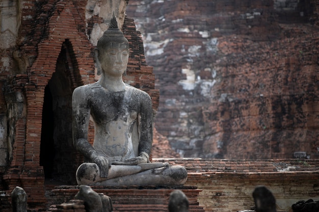 Ancienne statue de Bouddha dans le vieux temple de Phra Nakhon Si Ayutthaya, Thaïlande