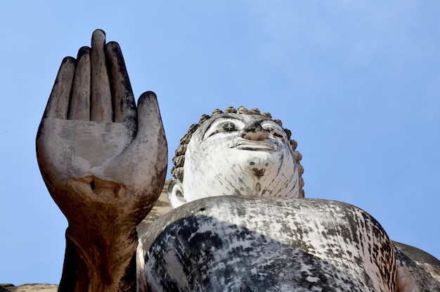 Ancienne statue du grand bouddha et ancien bâtiment de la ville historique de Sukhothai et des villes historiques associées de Sukhothai en Thaïlande