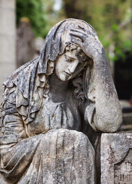 Ancienne statue sur tombe dans le cimetière Lychakivskyj de Lviv, Ukraine.