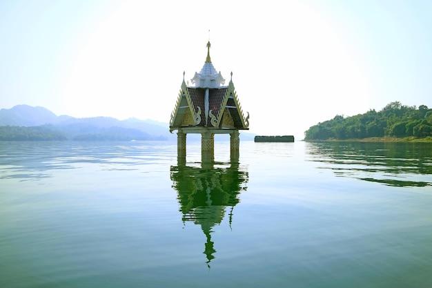 Photo l'ancienne structure de wat wang wirekaram (vieux) étant la ville sous-marine après la construction du barrage, district de sangkhlaburi, thaïlande